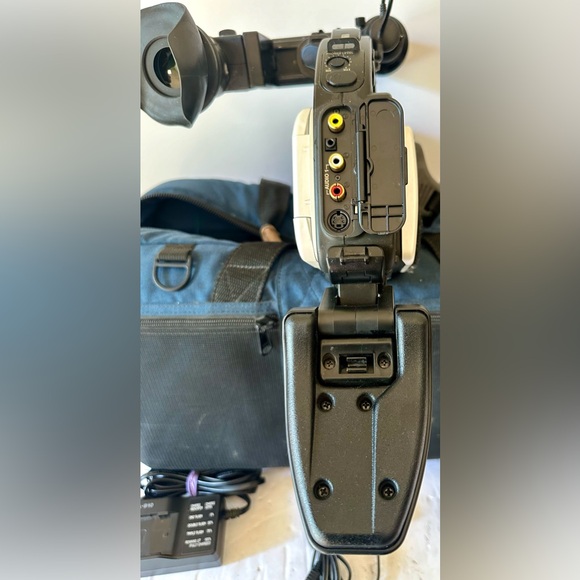 Canon DM-XL1A MiniDV 3CCD Digital 16x Optical Zoom XL 5.5-88MM Video Camcorder - Picture 8 of 17